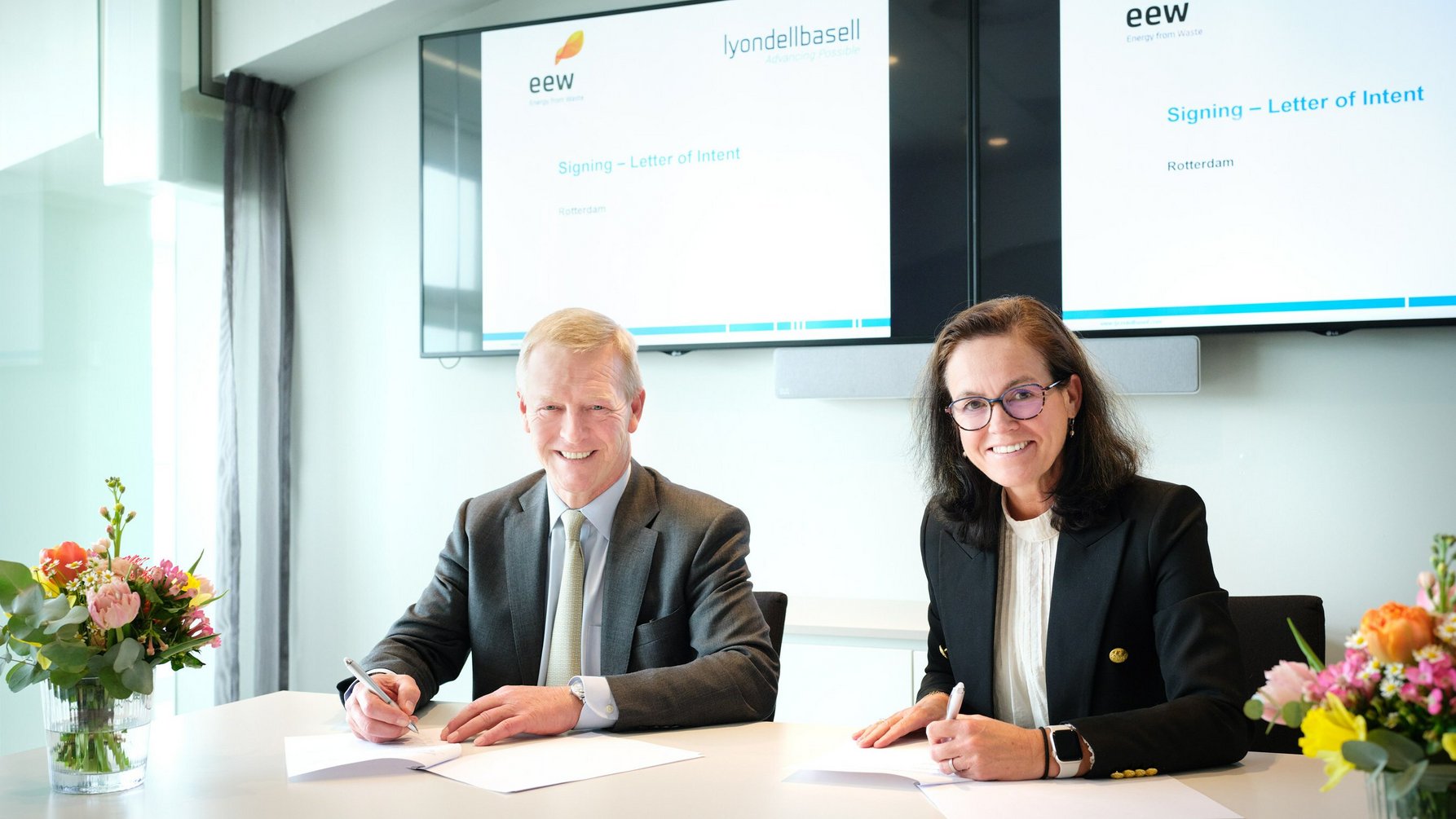 Bernard M. Kemper and Yvonne van der Laan unterzeichnen den Letter of Intent