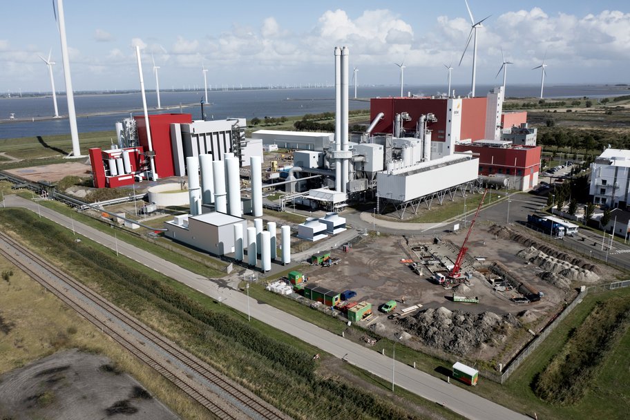 Im niederländischen Delfzijl betriebt EEW eine thermische Abfallverwertungsanlage, errichtet eine Klärschlamm-Monoverbrennungsanlage und wird eine Vorsortieranlege errichten. In Planung ist eine Anlage zur Abscheidung und Nutzung von CO2 (CCU).