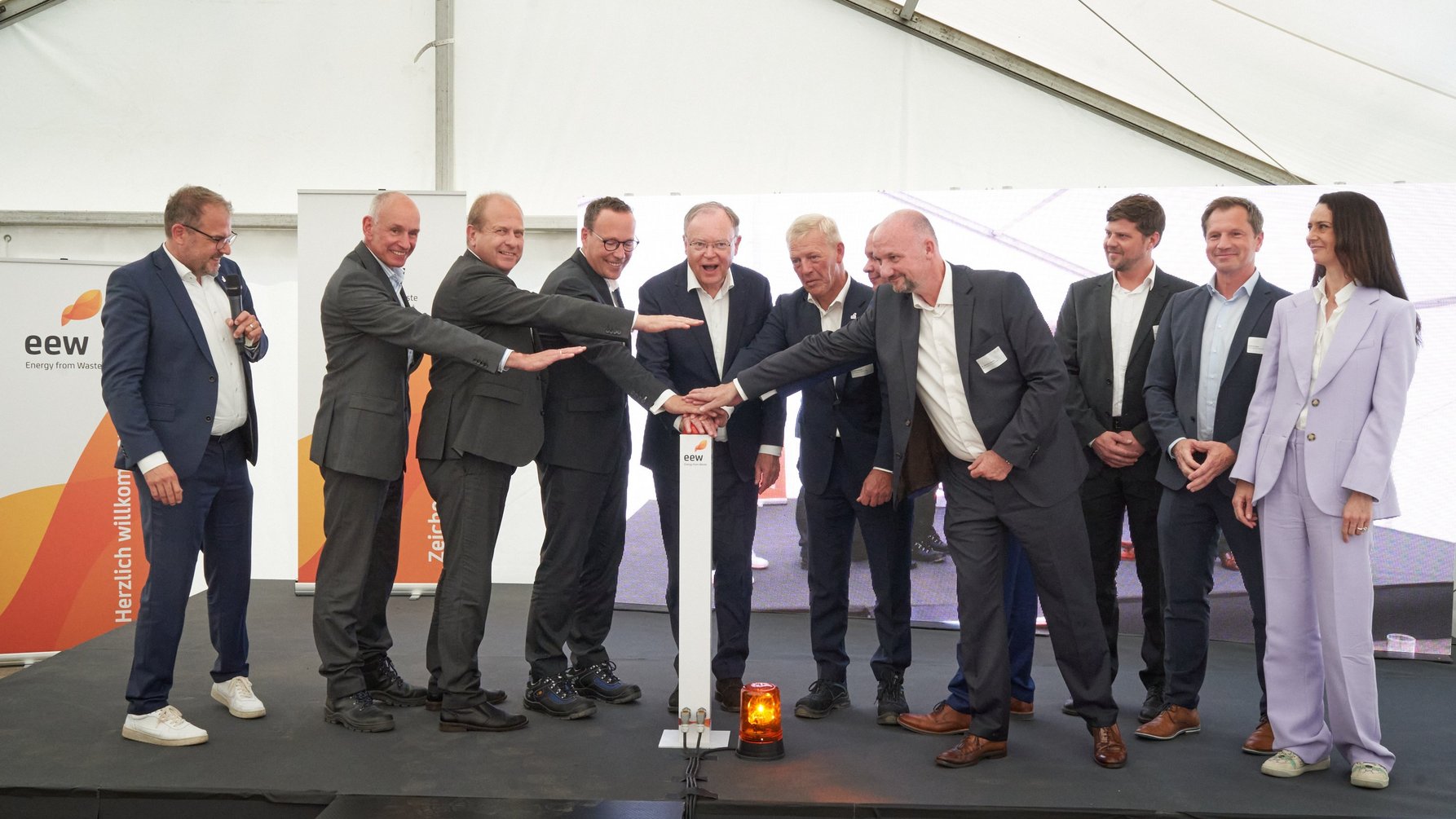 Ministerpräsident Stephan Weil nimmt die erste KVA Niedersachsens und der EEW-Gruppe mit einem Knopfdruck symbolisch in Betrieb. 
