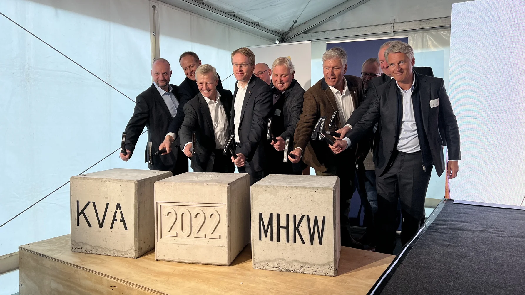 v.l.: Dr. Joachim Manns (COO, EEW-Gruppe), Christian Funk (Kaufmännischer Geschäftsführer, EEW Stapelfeld), Bernard M. Kemper (CEO, EEW-Gruppe), Daniel Günther (Ministerpräsident Schleswig-Holstein), Felix Ranseder (Projektleiter, EEW Stapelfeld), Jürgen Westphal (Bürgermeister Stapelfeld),  Morten Holpert (Technischer Geschäftsführer, EEW Stapelfeld),  Sebastian Heinemann (EEW-Unternehmensentwicklung), Dr. Henning Görtz (Landrat Kreis Stormarn) und Markus Hauck (CFO, EEW-Gruppe) während der Grundsteinlegung für den Ersatzneubau des Müllheizkraftwerks und der Errichtung der Klärschlamm-Monoverbrennungsanlage am EEW-Standort Stapelfeld.