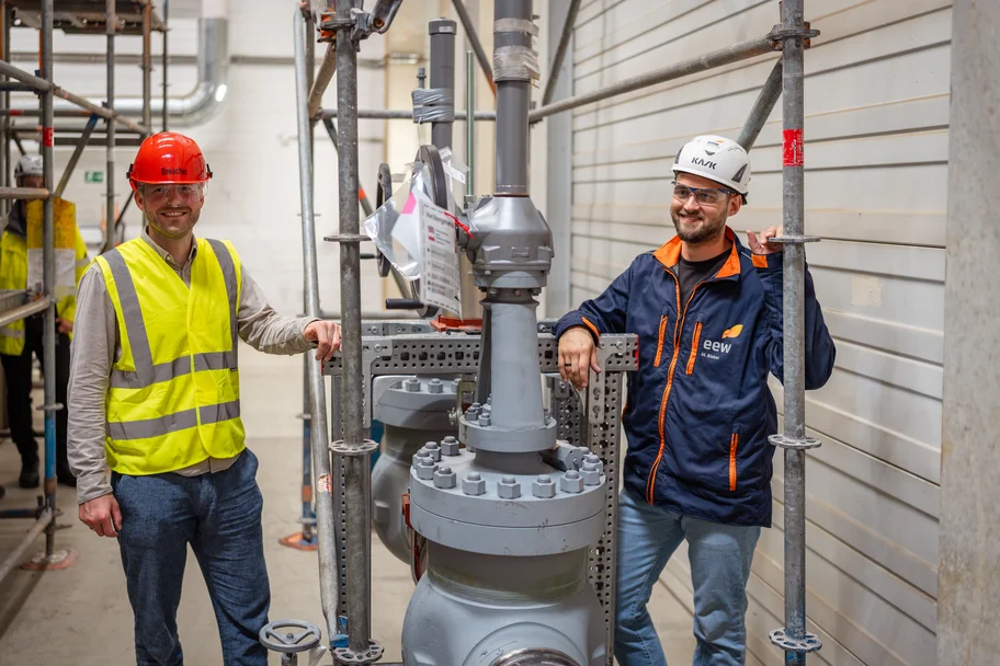 Dr. Conrad Zimmermann, Asset Manager for Thermal Power Generation and District Heating at enercity, and Dr.-Ing. Malte Bieber, Technical Project Manager for Energy Optimization at the EEW site in Hanover, in the turbine hall at the newly created connection point to the live steam line.