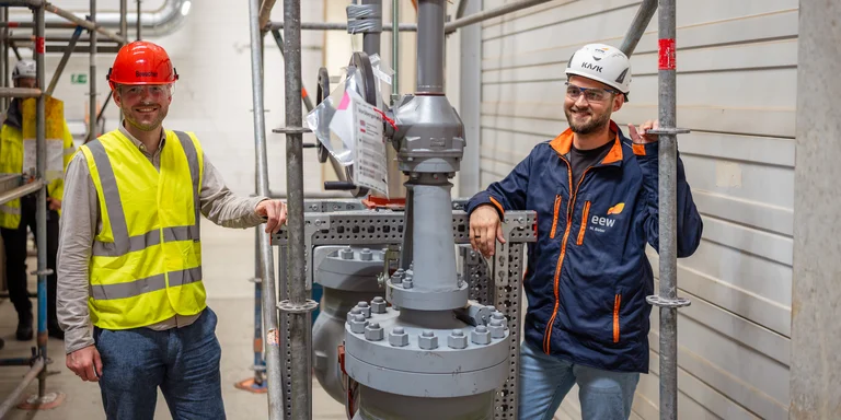 Dr. Conrad Zimmermann, Assetmanager Thermische Erzeugung und Fernwärme bei enercity, und Dr.-Ing. Malte Bieber, technischer Projektleiter energetische Optimierung des EEW-Standorts Hannover, in der Turbinenhalle an der neu geschaffenen Schnittstelle zur Frischdampfleitung.