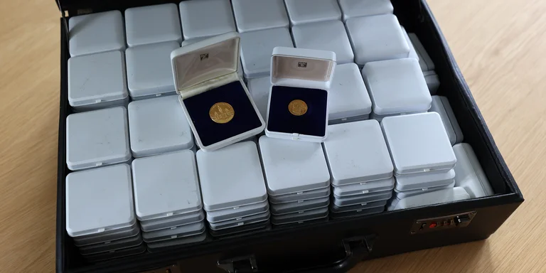 Der Koffer mit den Goldmünzen vom 100-jährigen Firmenjubiläum 1973. Fast 50 Jahre verschollen, kommt der Verkaufserlös des wiederentdeckten Goldschatzes jetzt dem Aktionsbündis Katastropehhilfe zu Gute. 