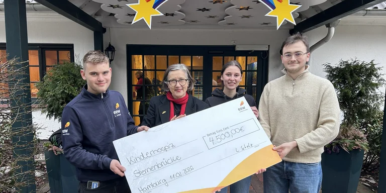 Foto_Übergabe_symbolischer_Spendenscheck