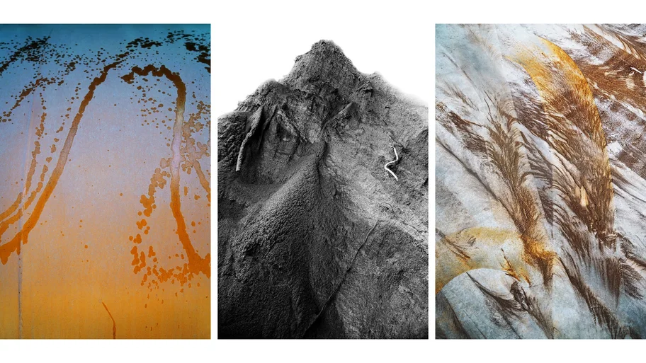 Die acht Fotografien von Jessica Backhaus zeigen Fundstücke und Details aus dem Umfeld der Abfallverwertung – rostige Oberflächen, Schlackenstrukturen, Spuren industrieller Prozesse. Mit intensiven Farben, starkem Licht und präziser Komposition verwandeln sich scheinbar banale Materialien in eindrucksvolle Bildwelten. 