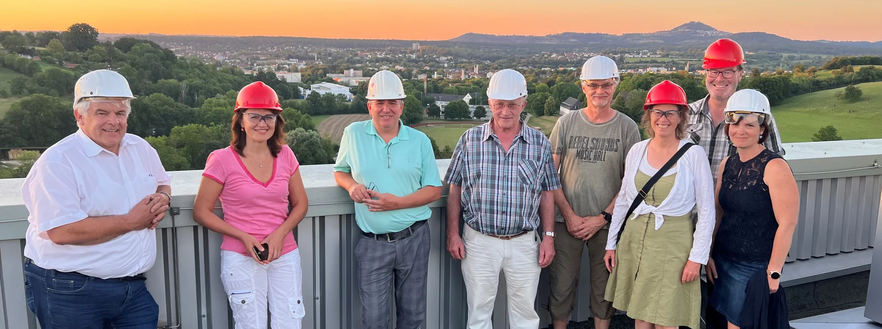 Der Geschäftsführer des MHKW Göppingen, Kai Störkel (3.v.l.) empfing MdB Hermann Färber (l.) und interessierte Bürger der Region auf dem Dach des MHKW Göppingen.