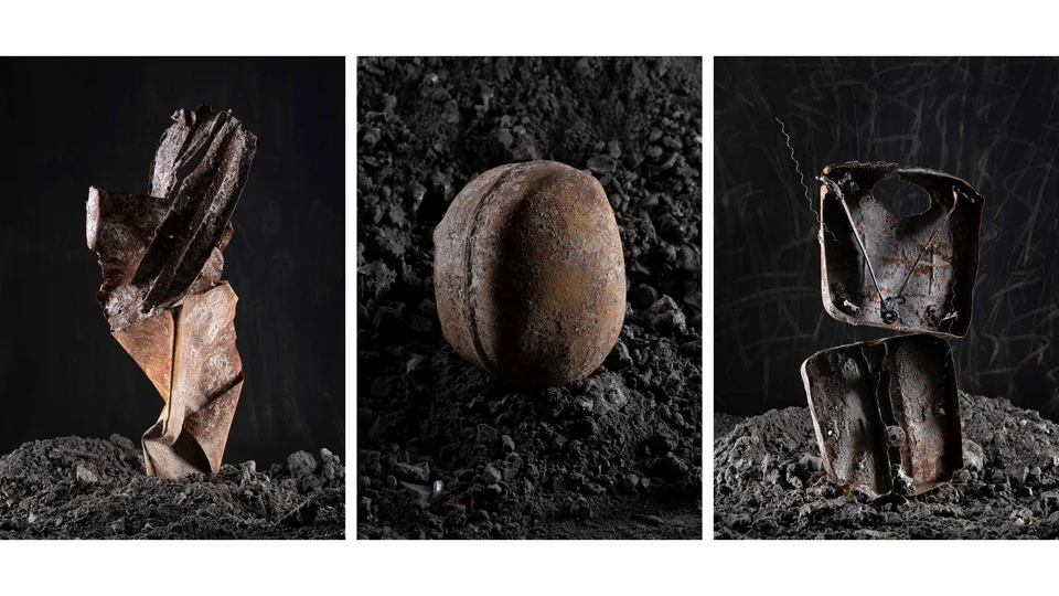 Sjoerd Knibbeler setzt in seinen Fotografien Überreste aus der Müllverwertung in Szene – Fundstücke aus Keramik, Metall und Glas, die der Verbrennung trotzen. Die Materialien sind zu temporären Skulpturen arrangiert und vor dunklem Hintergrund auf grauer Schlacke fotografiert. Die 15 Aufnahmen erinnern an archäologische Artefakte oder Naturformen, die durch Licht und Schatten skulptural betont werden.