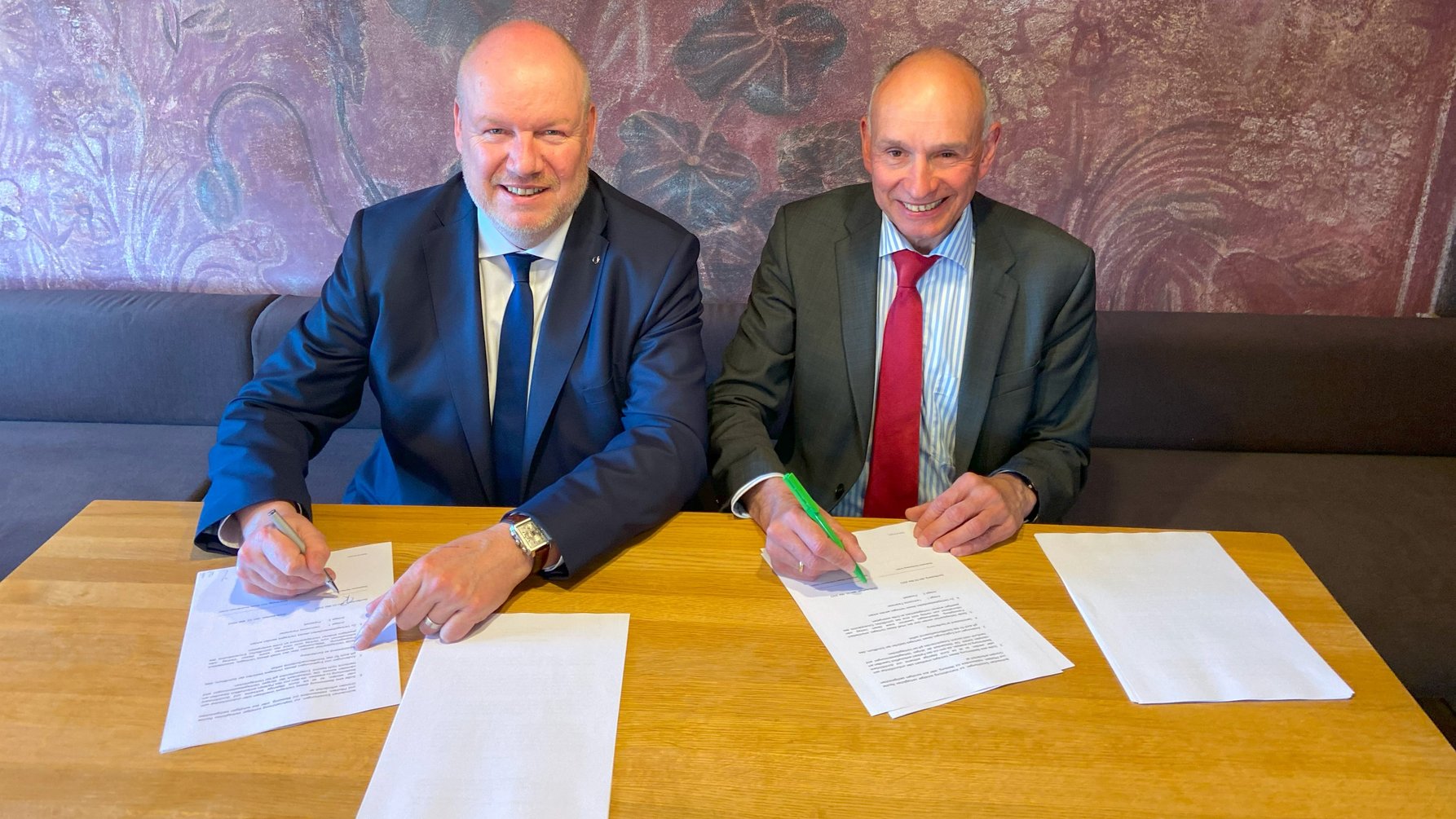 Ronny Kleinert (li.), Geschäftsführer der Stadtwerke Senftenberg GmbH und Rüdiger Bösing (re.), Kaufmännischer Geschäftsführer von EEW Großräschen, unterzeichnen den Fernwärmevertrag.