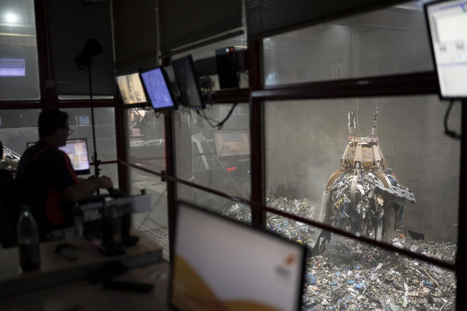 EEW Mitarbeiter am Standort Helmstedt - Müllbunker