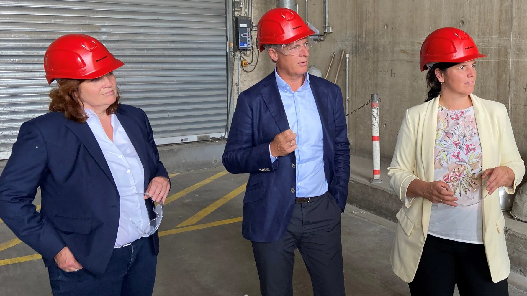 Bundespolitik im Industrieheizkraftwerk Andernach: Markus Hauck (M.), CFO der EEW-Gruppe, empfängt die Bundestagsabgeordneten Sandra Weeser (l.), Vorsitzende des Ausschusses für Wohnen, Stadtentwicklung, Bauwesen und Kommunen im Deutschen Bundestag, und Carina Konrad, stellvertretende FDP-Fraktionsvorsitzenden im Deutschen Bundestag, im IHKW Andernach zu einem Informationsbesuch über die Potentiale der Energiegewinnung aus der Ressource Abfall. 