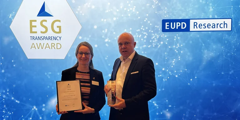In Bonn, Helena Wassermann, Sustainability Officer at EEW, ceremoniously accepted the certificate from Markus A.W. Hoehner, Founder & Chief Executive Officer of the EUPD Group. The entire workforce is delighted with the award.