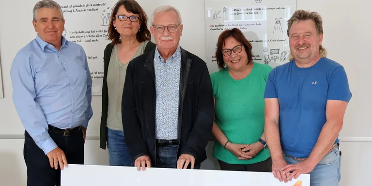 Gruppenfoto von der Übergabe des symbolischen Spendenschecks. 